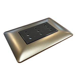 Enchufe Triple Puenteado 10A 250V (Café) con garantía